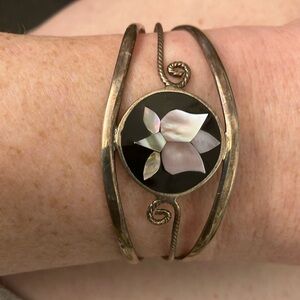 Vintage sterling silver bracelet, flower mother of pearl & black Onyx design